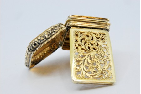 Caixa de vinagrete em prata e ouro com frisos e relevos do período de George IV.